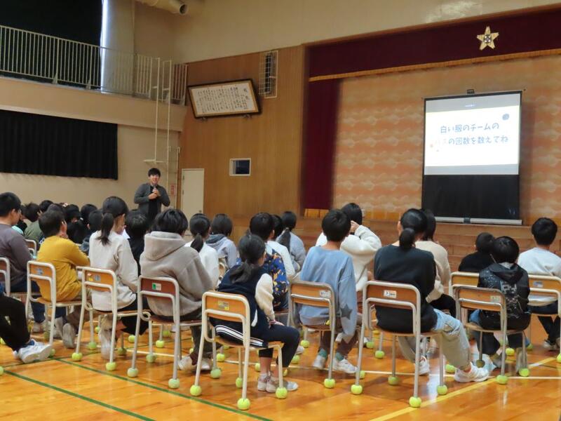 ギャオ先生のお話はクイズを交えて楽しい時間です。