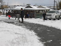 除雪する職員