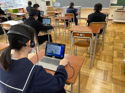 タブレット端末で試験を受けている様子