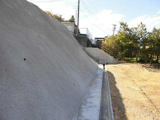 駐車場へと続く階段も新しくなりました