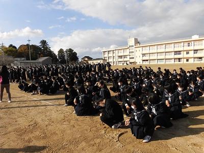 運動場に避難してくる生徒達