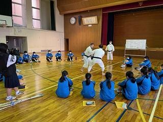 講師の先生による演武